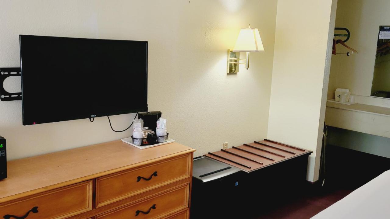 Americas Best Value Inn & Suites Melbourne Bagian luar foto