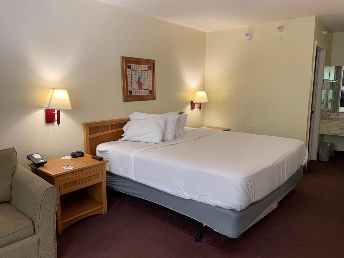 Americas Best Value Inn & Suites Melbourne Bagian luar foto