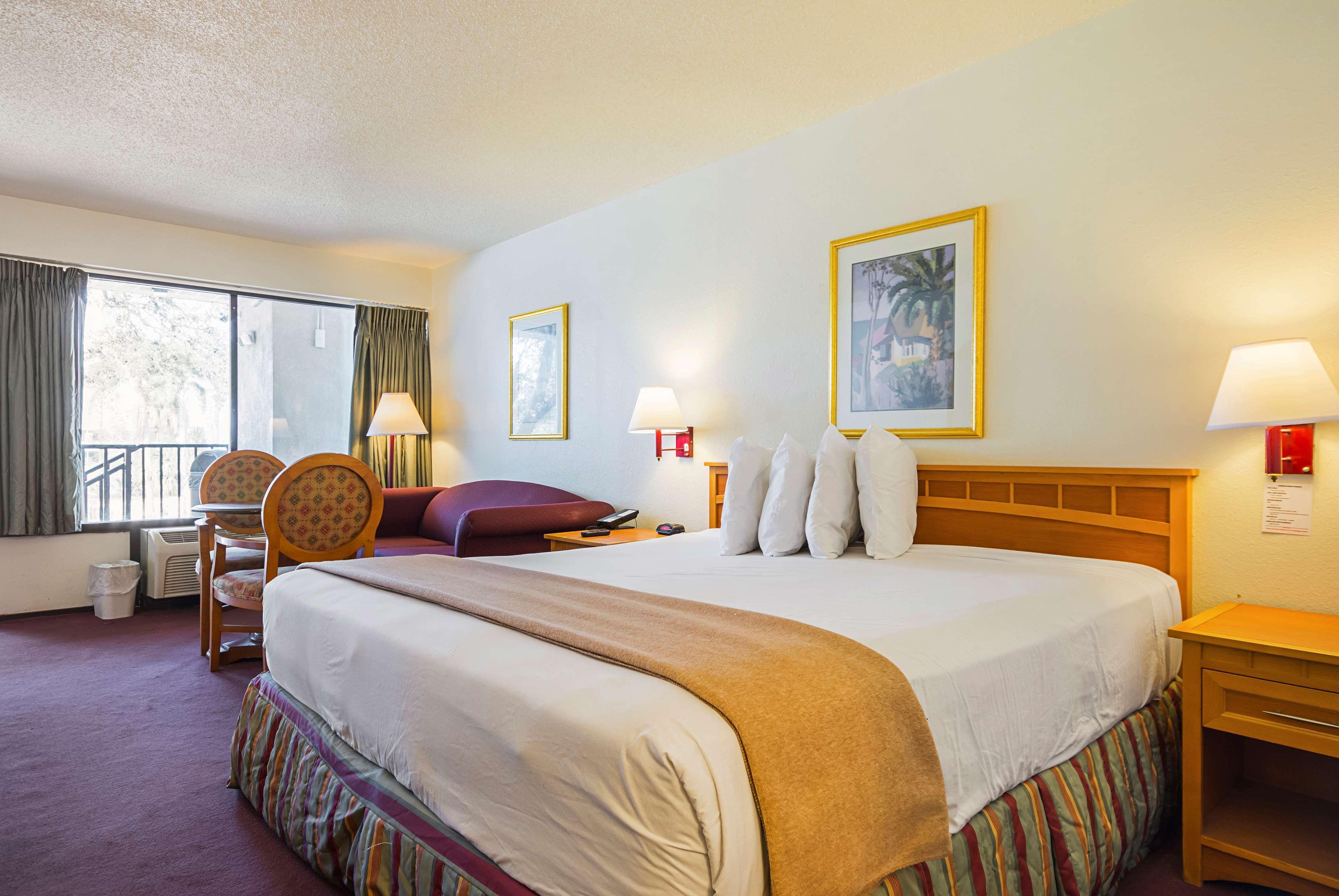 Americas Best Value Inn & Suites Melbourne Bagian luar foto