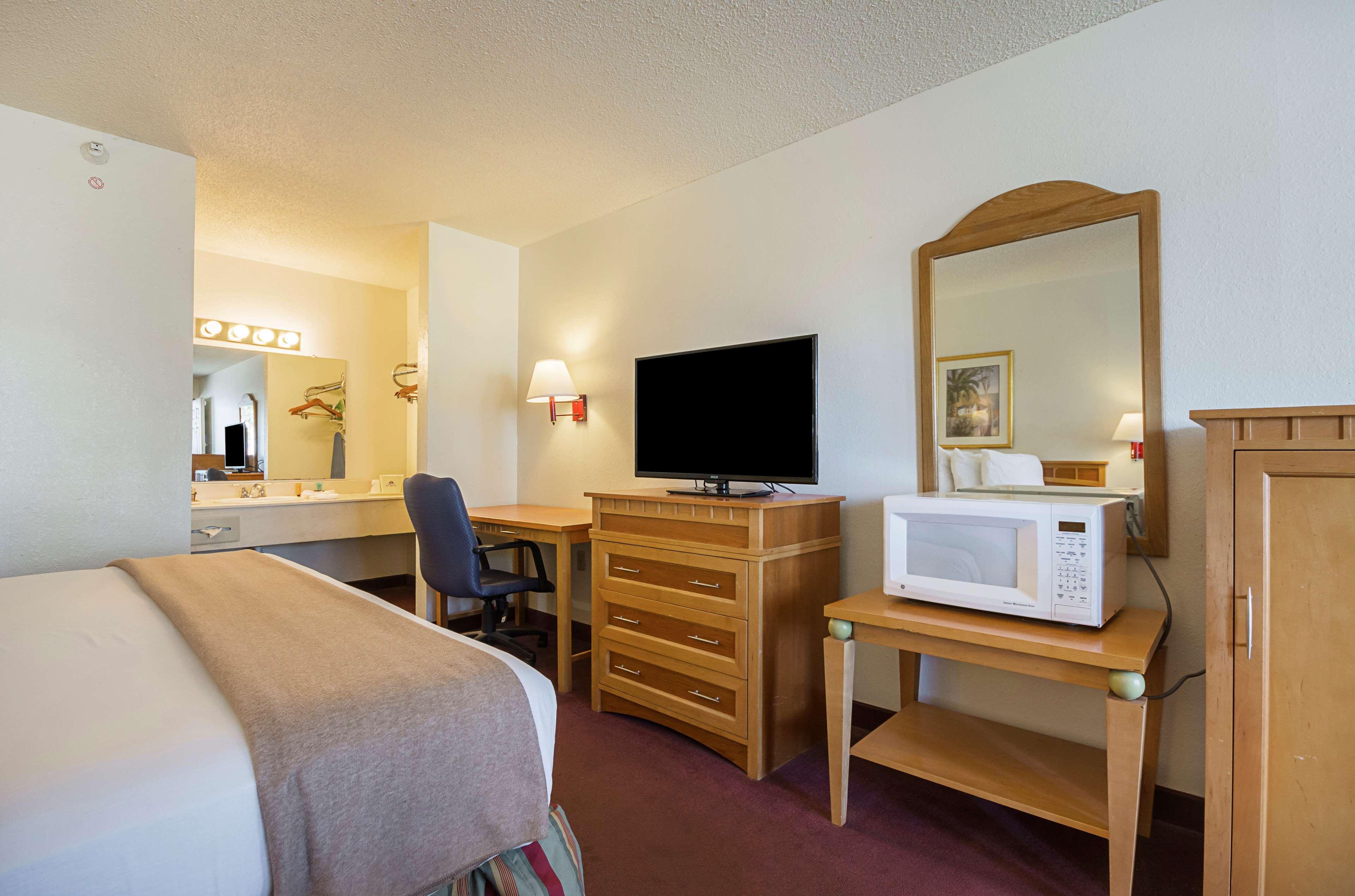 Americas Best Value Inn & Suites Melbourne Bagian luar foto