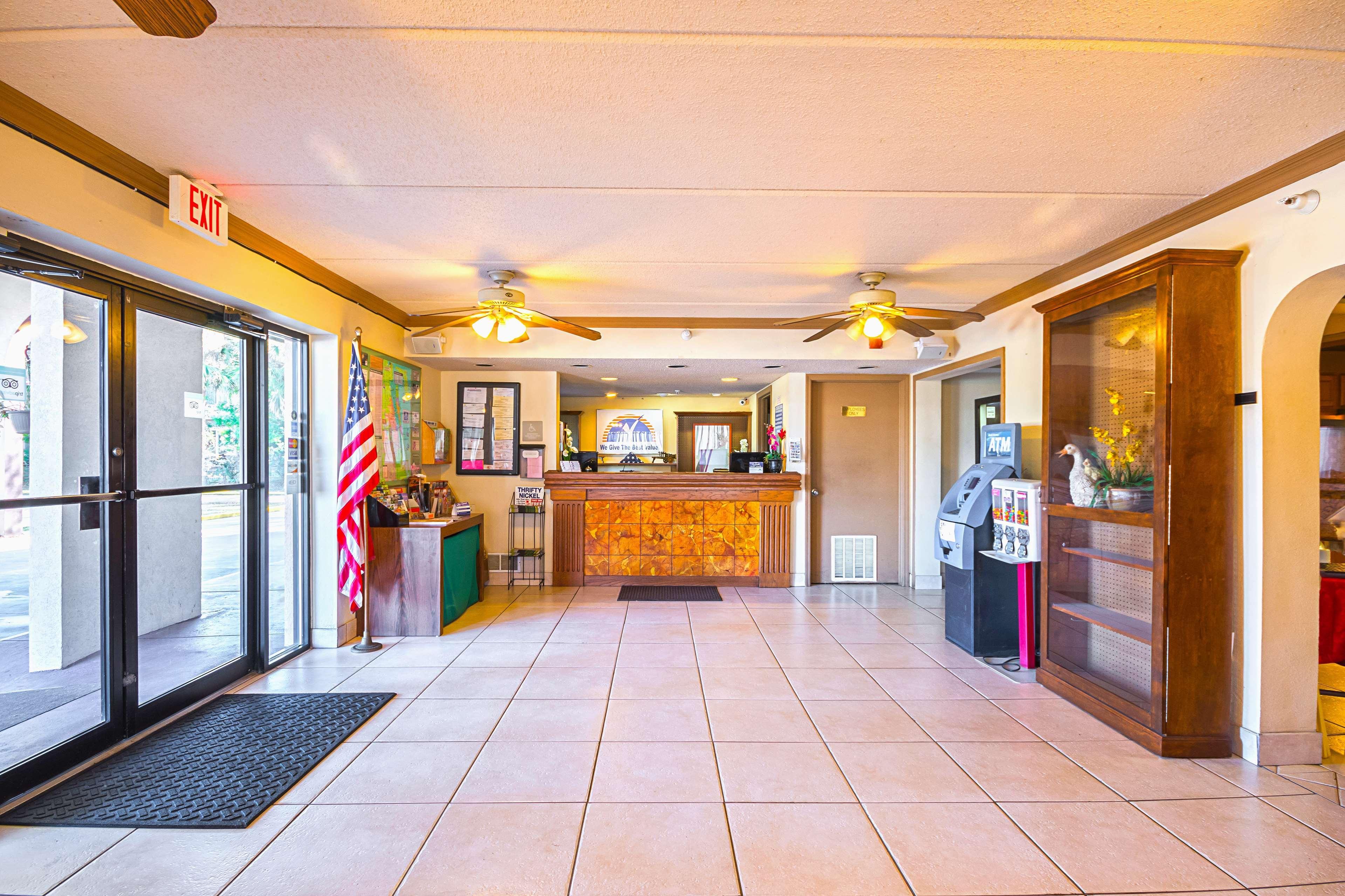 Americas Best Value Inn & Suites Melbourne Bagian luar foto