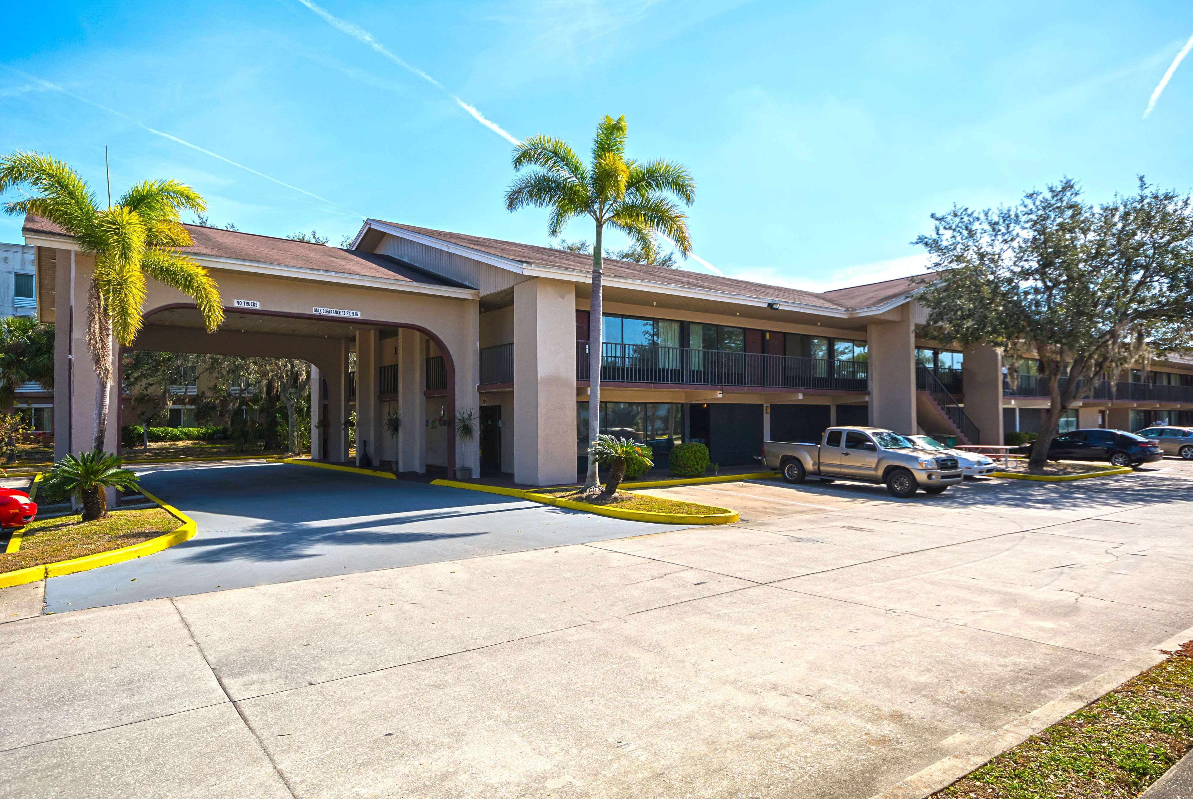Americas Best Value Inn & Suites Melbourne Bagian luar foto