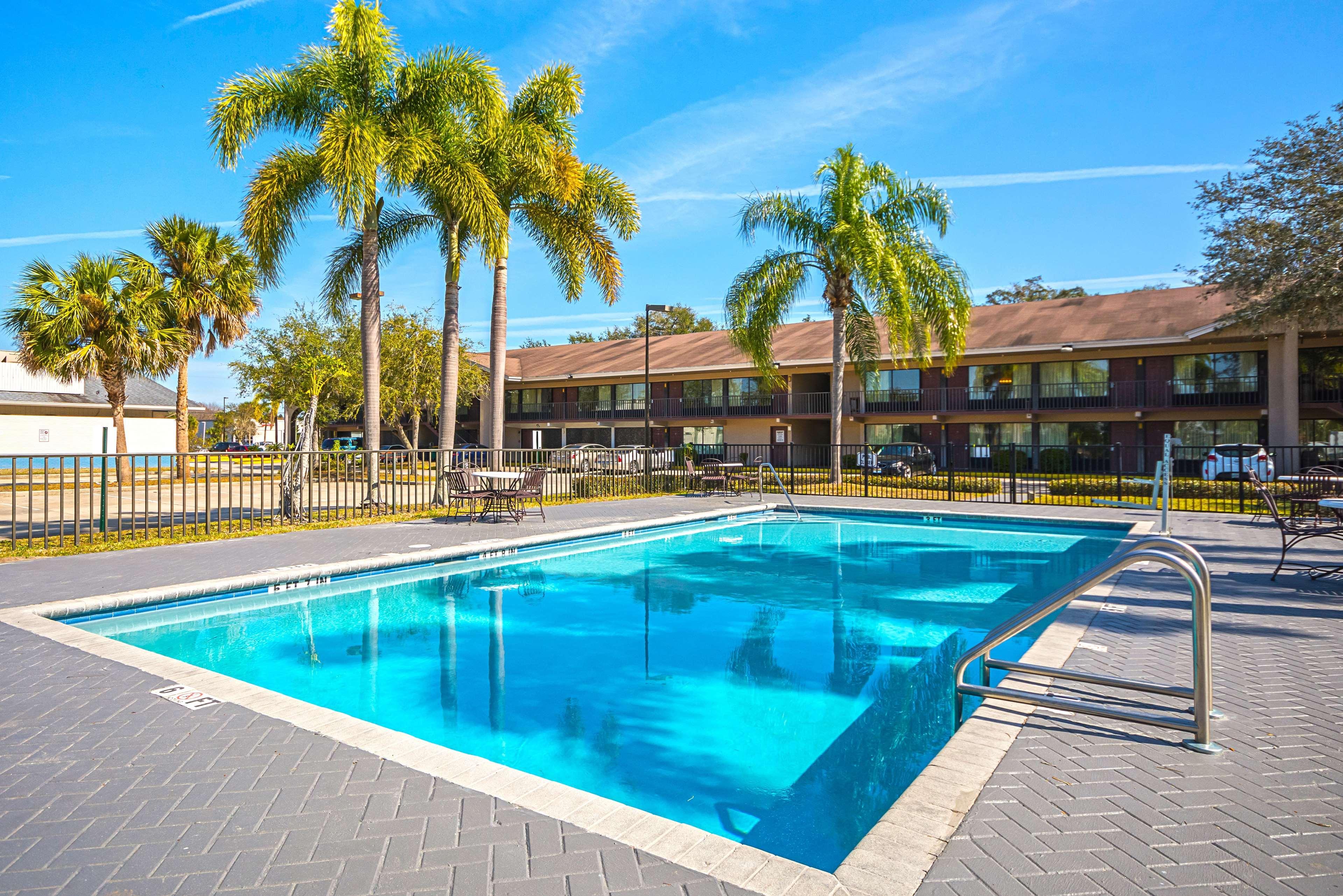 Americas Best Value Inn & Suites Melbourne Bagian luar foto